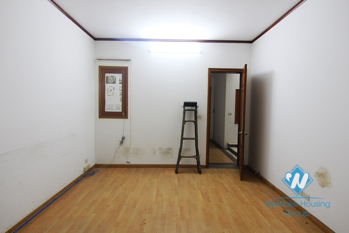 Unfurnished 4 bedrooms house with garage for rent in Xuan Dieu st, Tay Ho area.